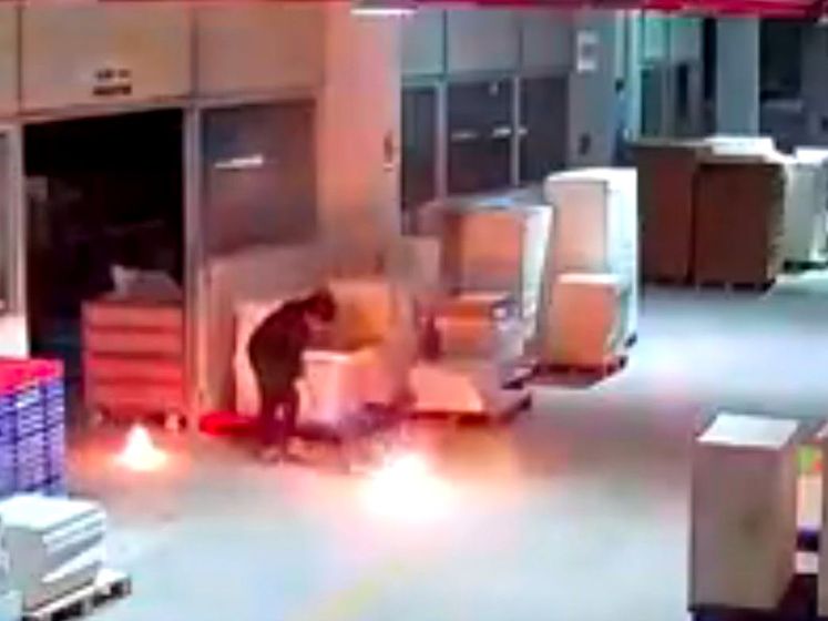 Man in China sticht uit verveling brand in magazijn