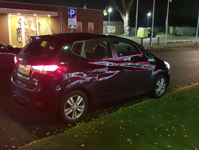Flinke schade aan de zijkant van de auto