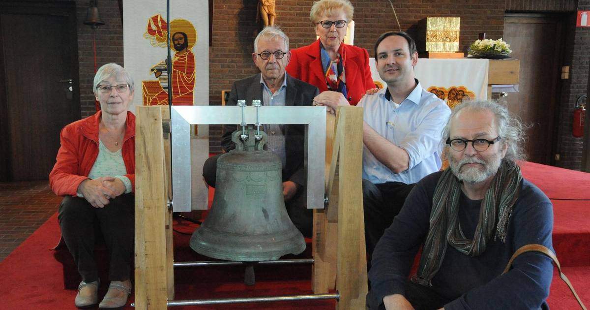 Vrijwilligers bouwen stoel voor kerkklok | Puurs | hln.be