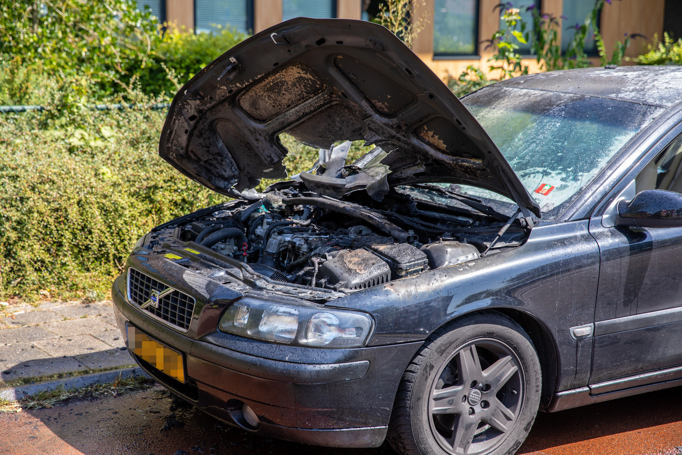 Auto vliegt in brand en raakt zwaar beschadigd in Roosendaal Foto AD.nl