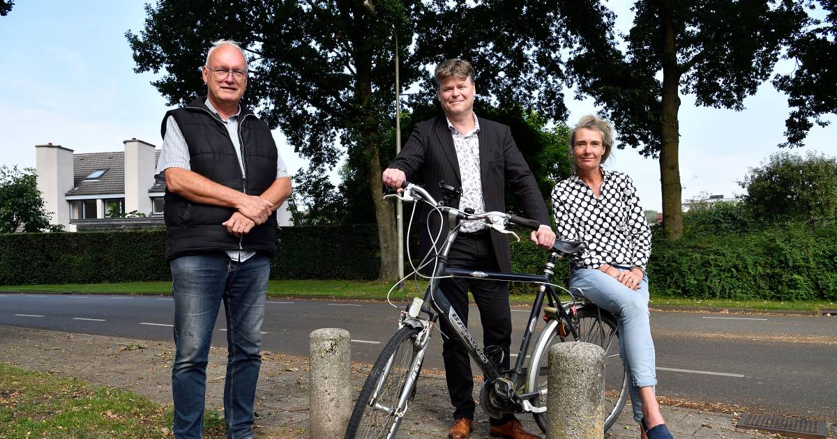 Na zwaar ongeval met bejaarde fietsster in #Hoogland klinkt de roep: ‘Weg met al die paaltjes!'.
