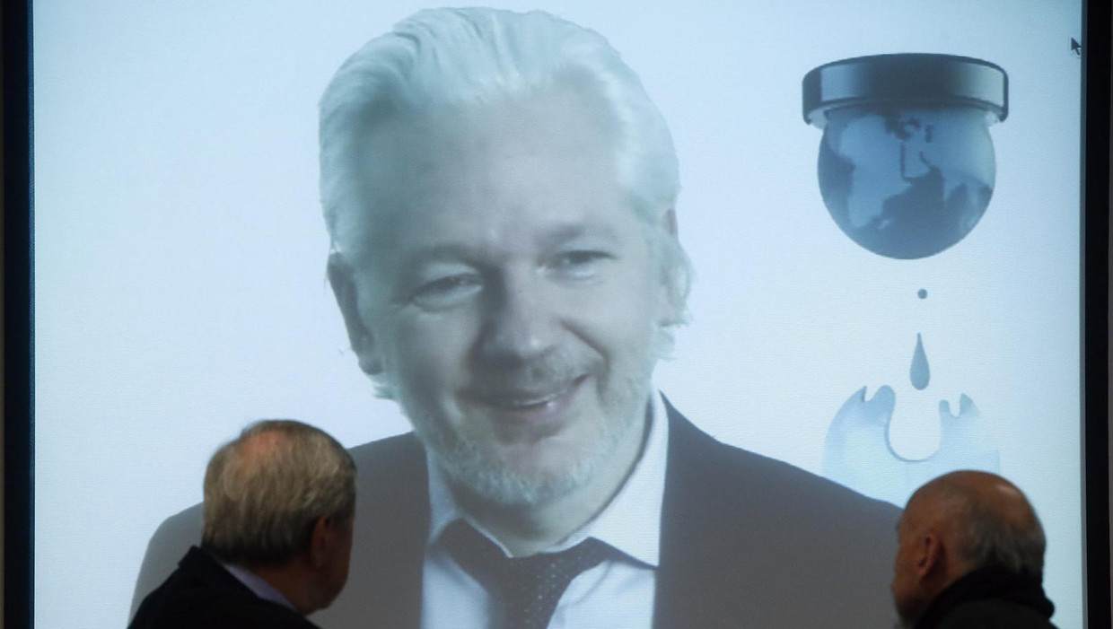 WikiLeaks-oprichter Julian Assange tijdens een videoconferentie in Chili vanuit de Ecuadoriaanse ambassade in Londen, waar hij sinds 2012 zit. Beeld epa