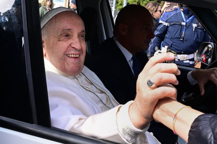 Paus Franciscus bij zijn vertrek aan het Gemelli-ziekenhuis in Rome.