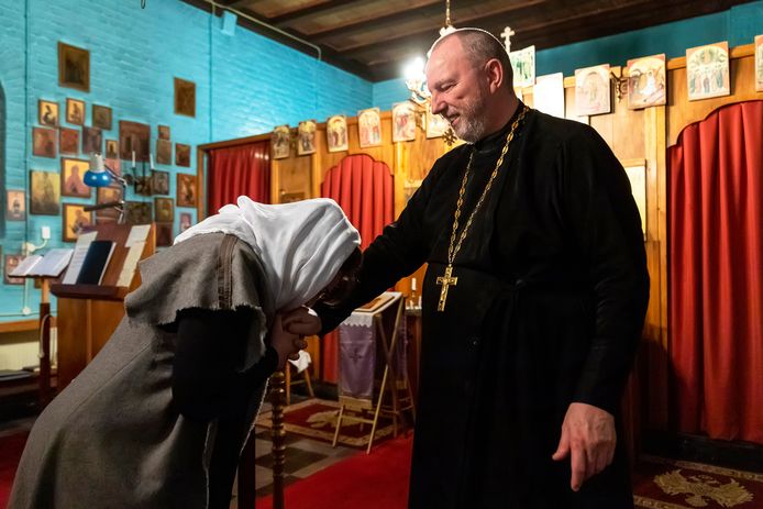 Aartspriester Josef Sikora en de in Breda woonachtige Oekraïense Oksana de Koning begroeten elkaar in het orthodoxe kerkje.