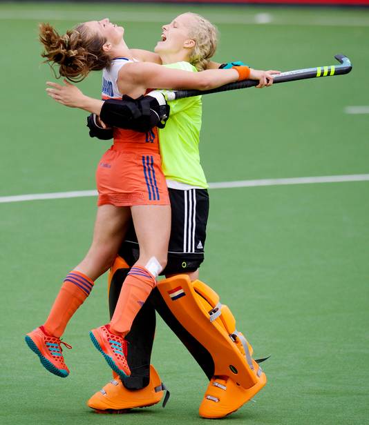 Xan de Waard springt in de armen van Anne Veenendaal na het Hockey World League-duel tegen Nieuw-Zeeland