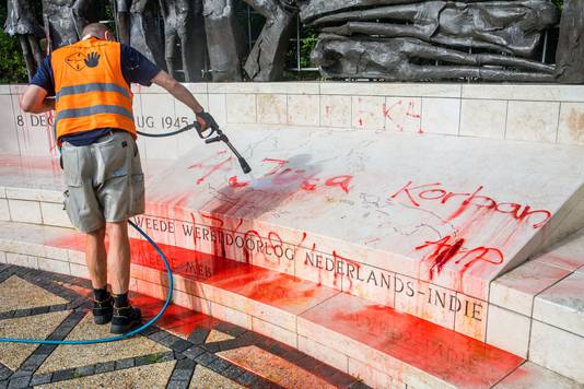 Indisch monument wordt schoongemaakt nadat dit werd beklad met verf.