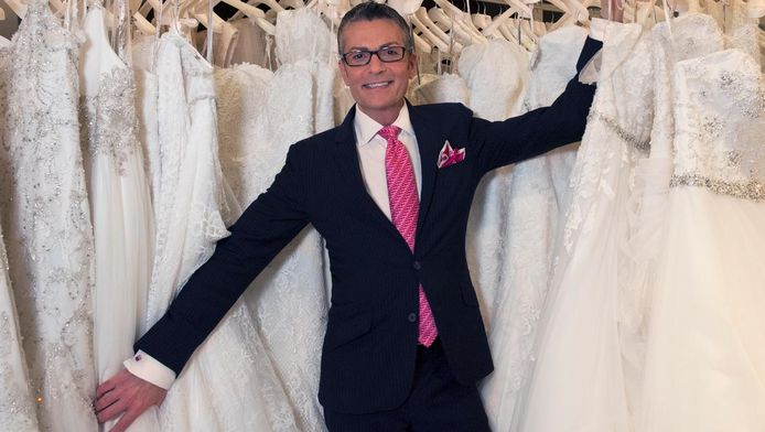 Randy Fenoli in een zee van trouwjurken voor de Benelux-versie van Say Yes to The Dress