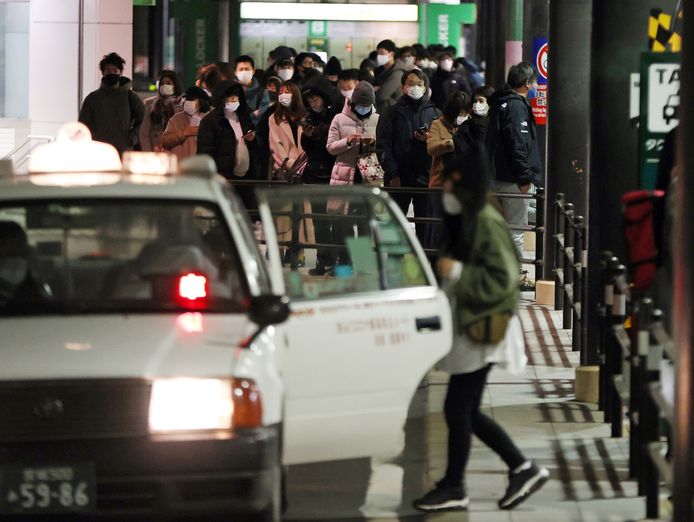 Mensen staan in de rij voor de taxi voor het treinstation in Sendai.