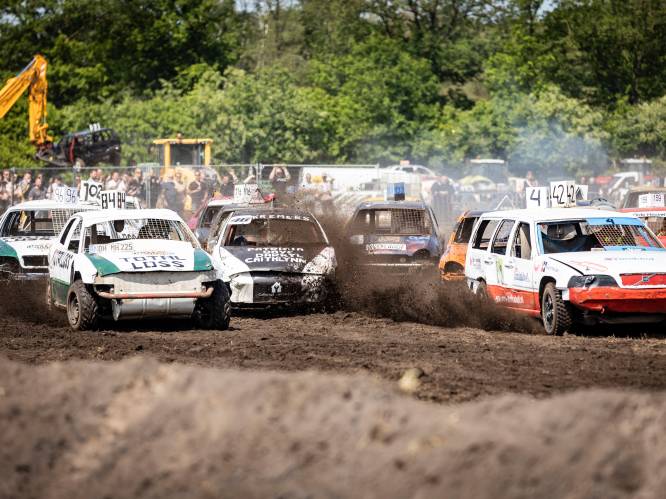 Auto’s total loss, zand vliegt in het rond: autorodeo Penninkskotten levert prachtige plaatjes op