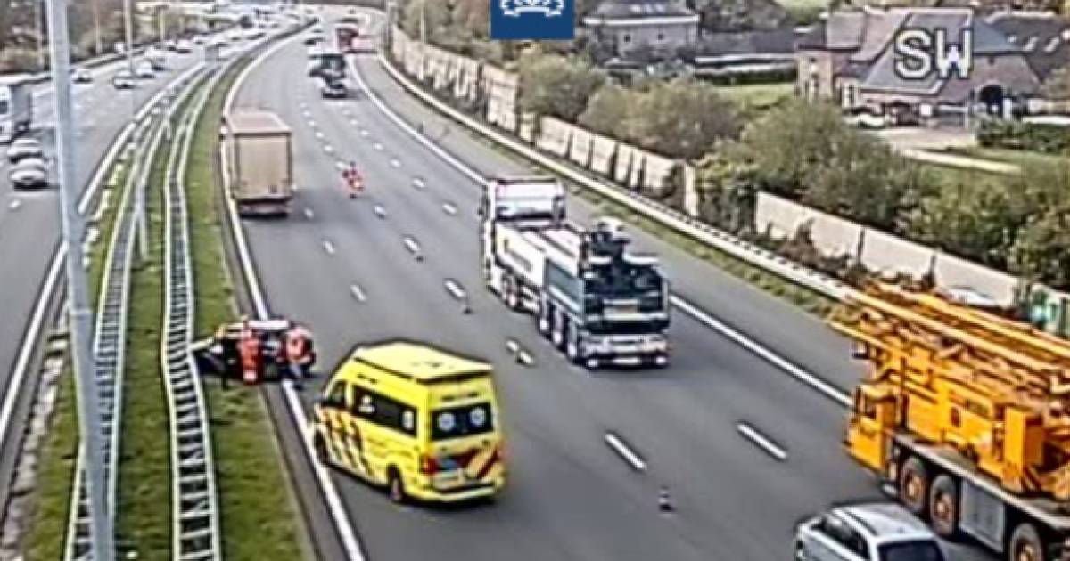 File op A50 bij Valburg na aanrijding tussen auto en vrachtwagen.