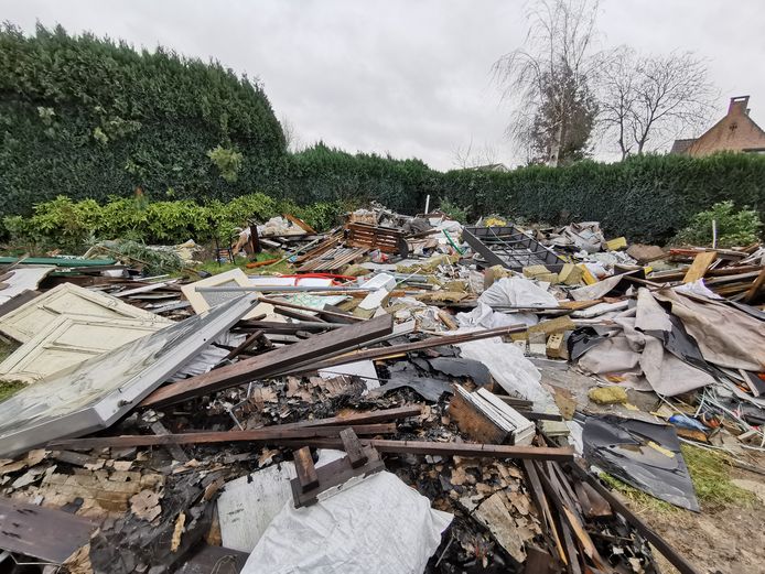 Tonnen bouwafval stiekem gedumpt in tuin Nadine “Ongelofelijk. Dit was mijn droomhuis, maar ik