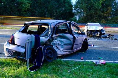 Frontale botsing nadat auto door middenberm rijdt: A325 weer open