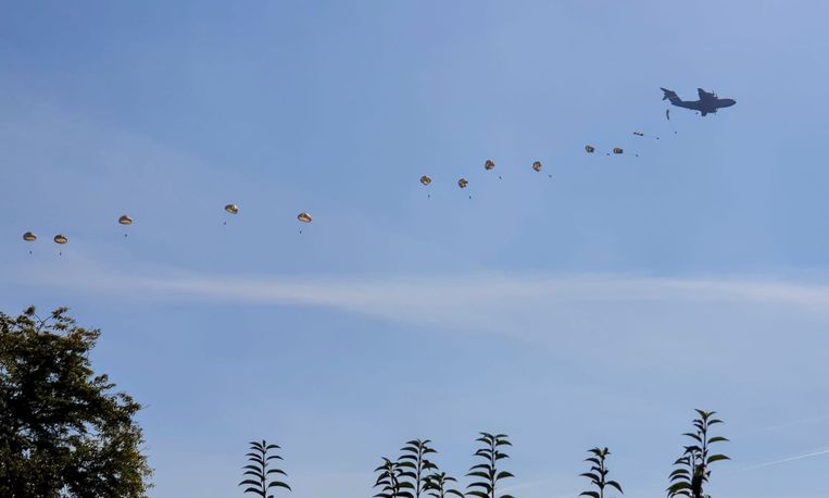De dropping van parachutisten maandag in Weelde Beeld Ton Wiggenraad