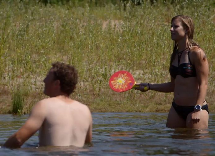 Paula slaat een balletje over met concurrente Marit, Wim doet niet mee.