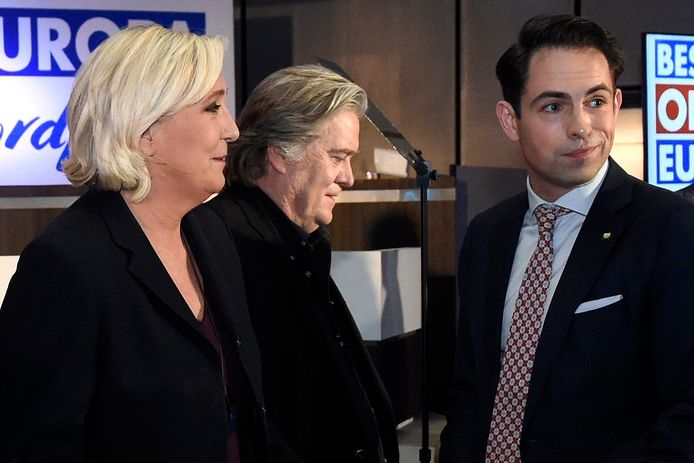 Marine Le Pen naast Steve Bannon  en Tom Van Grieken.