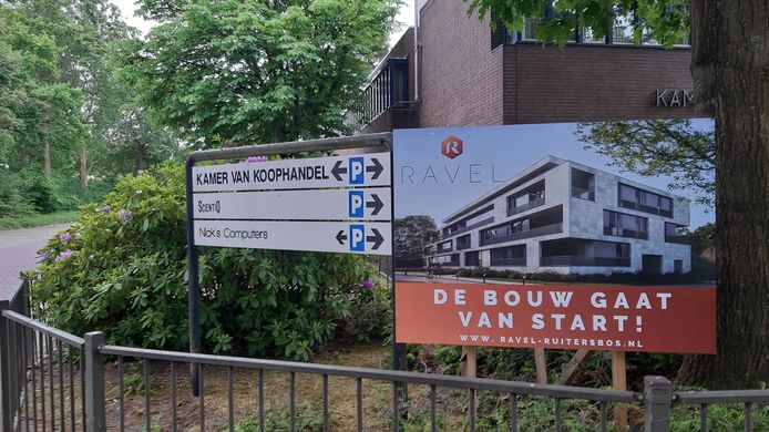 De sloop van de vroegere Kamer van Koophandel aan en daarmee de bouw van wooncomplex de Ravel in Ruitersbos in Breda-Zuid kan beginnen.