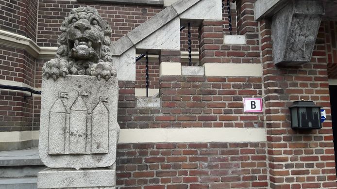 Leeuw met wapen van Oisterwijk voor het raadhuis aan De Lind.