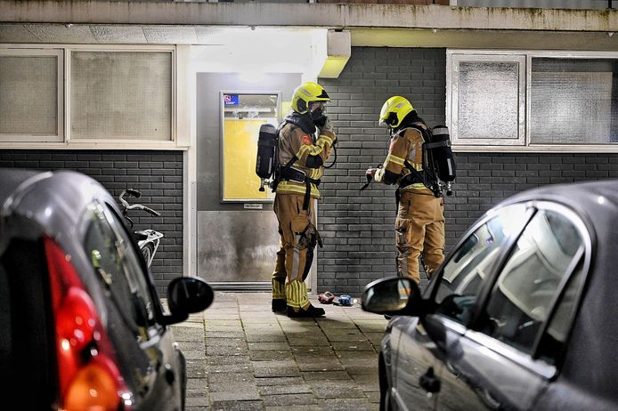 Jongeren die in een berging van een flat zaten roken een vieze stank en kregen last van hun luchtwegen en ogen.
