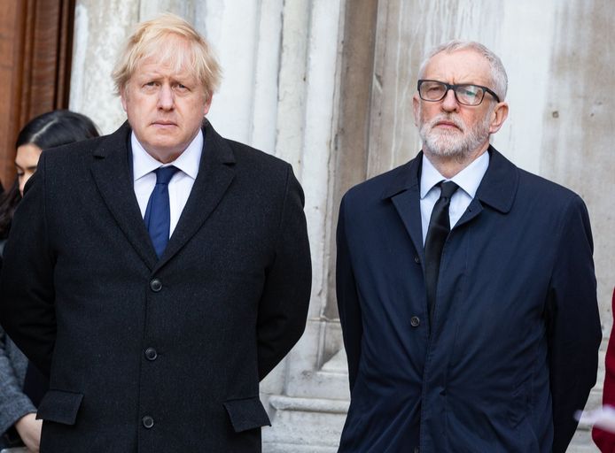 Johnson en Corbyn stonden bij de wake vanmiddag wel zij aan zij, maar hun partijen kibbelen ondertussen onderling gewoon verder.