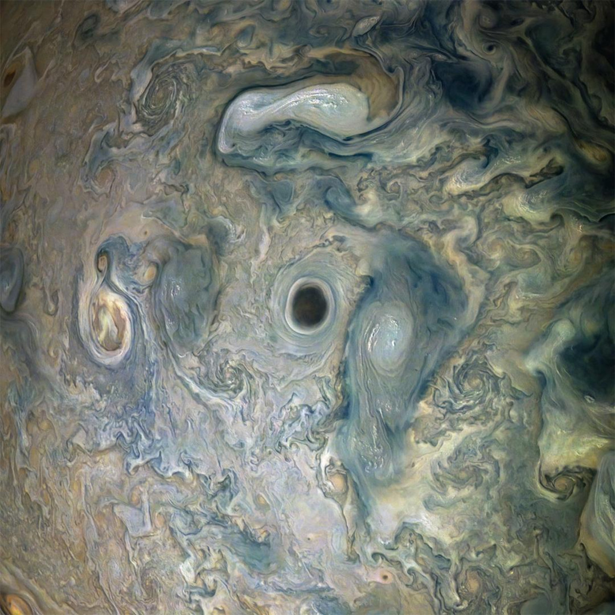 Een donkere wolkenwervel in de dampkring van Jupiter. Beeld Juno/beeldbewerking: Gerald Eichstädt en Seán Doran