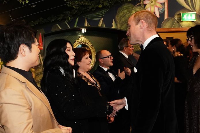 William stringe la mano a Cher.