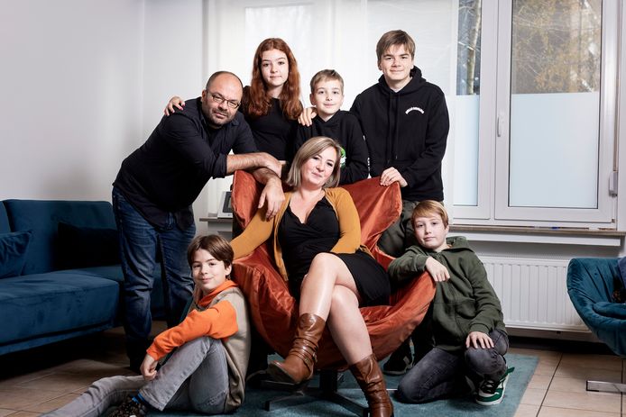 Het gezin van Stefano en Pleuni bestaat uit zes kinderen (Anouk* staat niet mee op de foto): “‘s Avonds zitten we allemaal voor de televisie: om beurten mag iemand een film of serie kiezen.”