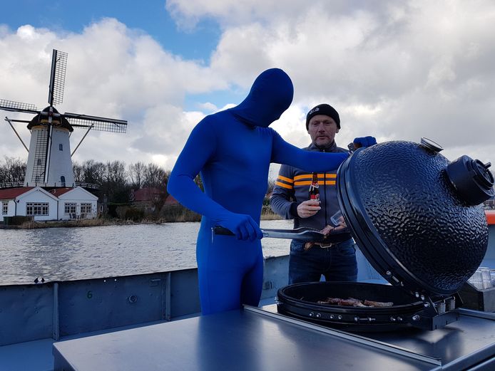 hier dik Netelig Wat doet dat blauwe mannetje bij de Rotte? | Rotterdam | AD.nl