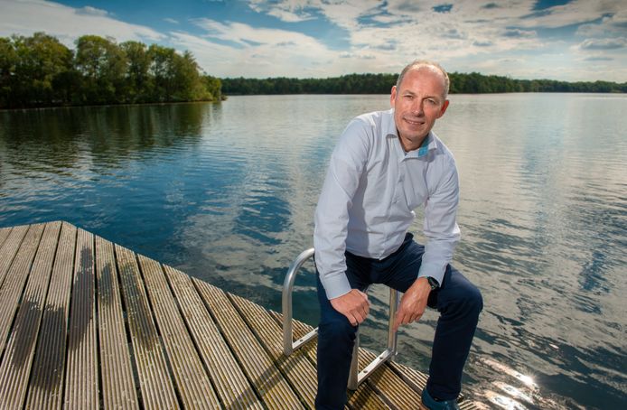 Rob Brekelmans - voorzitter van zwemvereniging De Dommelbaarzen - met op de achtergrond de IJzeren Man