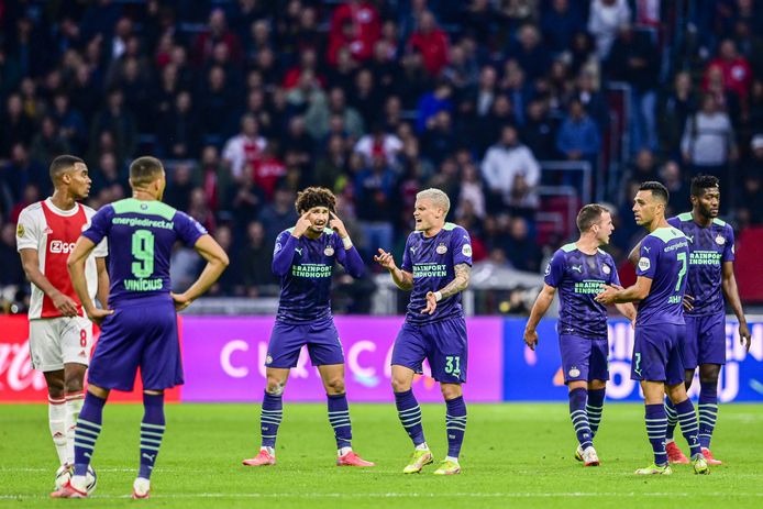 De spelers van PSV kunnen niet geloven wat er allemaal misgaat bij PSV in de Arena.