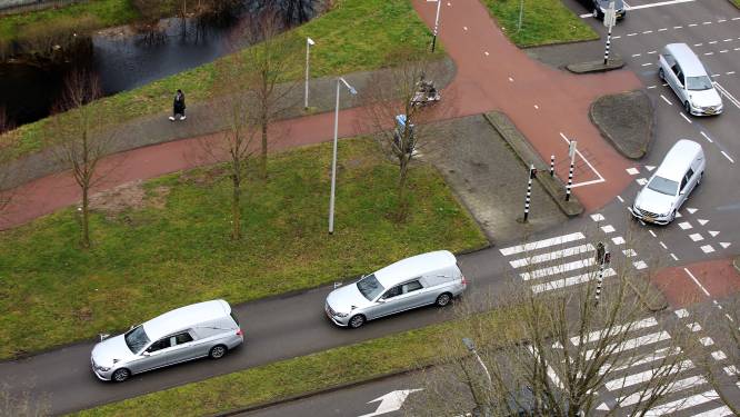 Indrukwekkend afscheid van gezin Van den Elshout: ‘De enige troost is dat waar ze ook zijn, ze samen zijn’