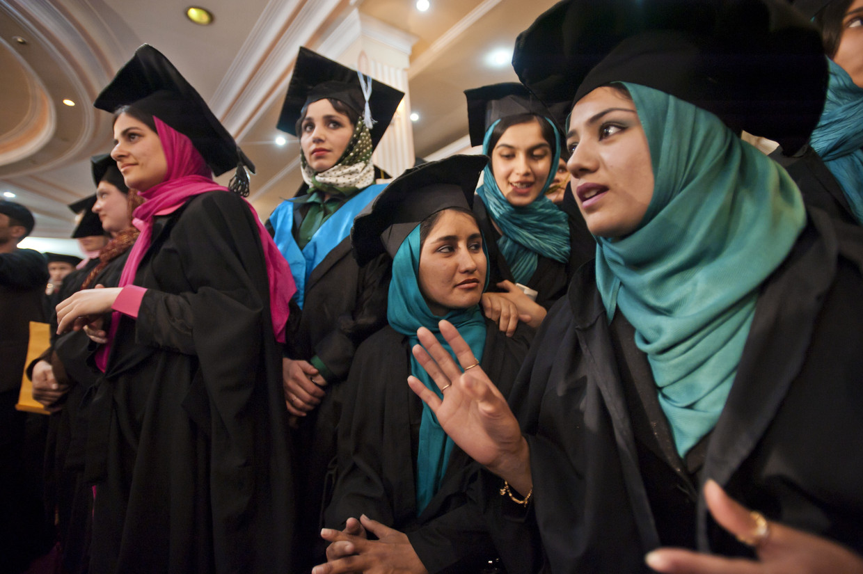 Vrouwen behalen hun diploma Taal en Literatuur aan de universiteit van Kaboel, 2010. Beeld © Lynsey Addario / 2021 The Atlantic Monthly Group, Inc.   All rights reserved. Distributed by Tribune Content Agency