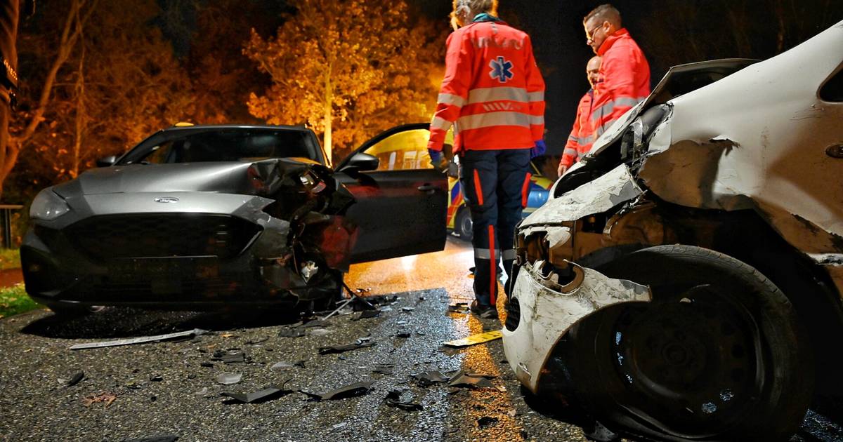 Drie autos betrokken bij botsing in Oisterwijk, vrouw meegenomen door politie.