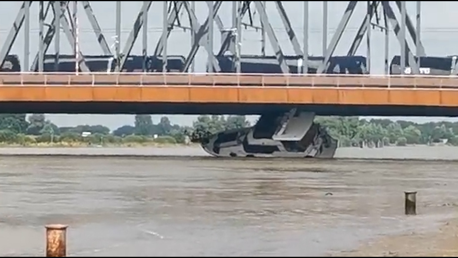Un yacht de plaisance sous un pont.