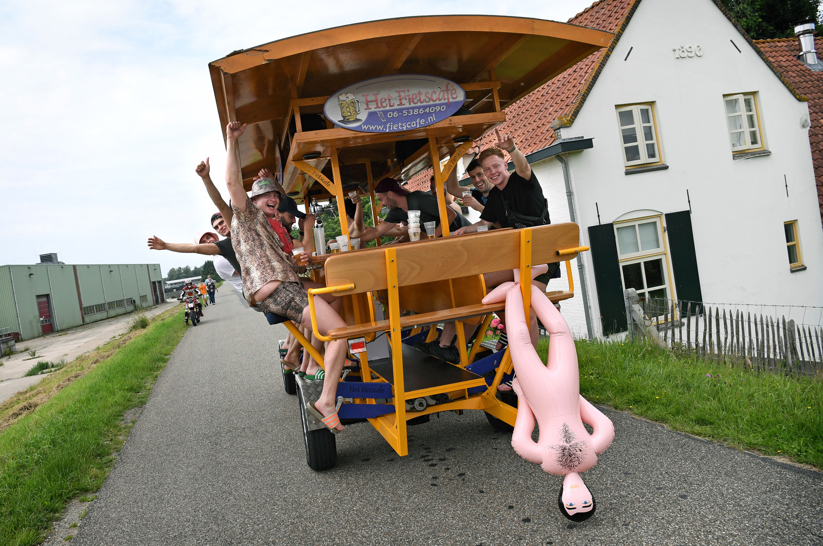 In de lockdownluwe periode trok een groep vrienden eropuit met een bierfiets.  Beeld Marcel van den Bergh / de Volkskrant