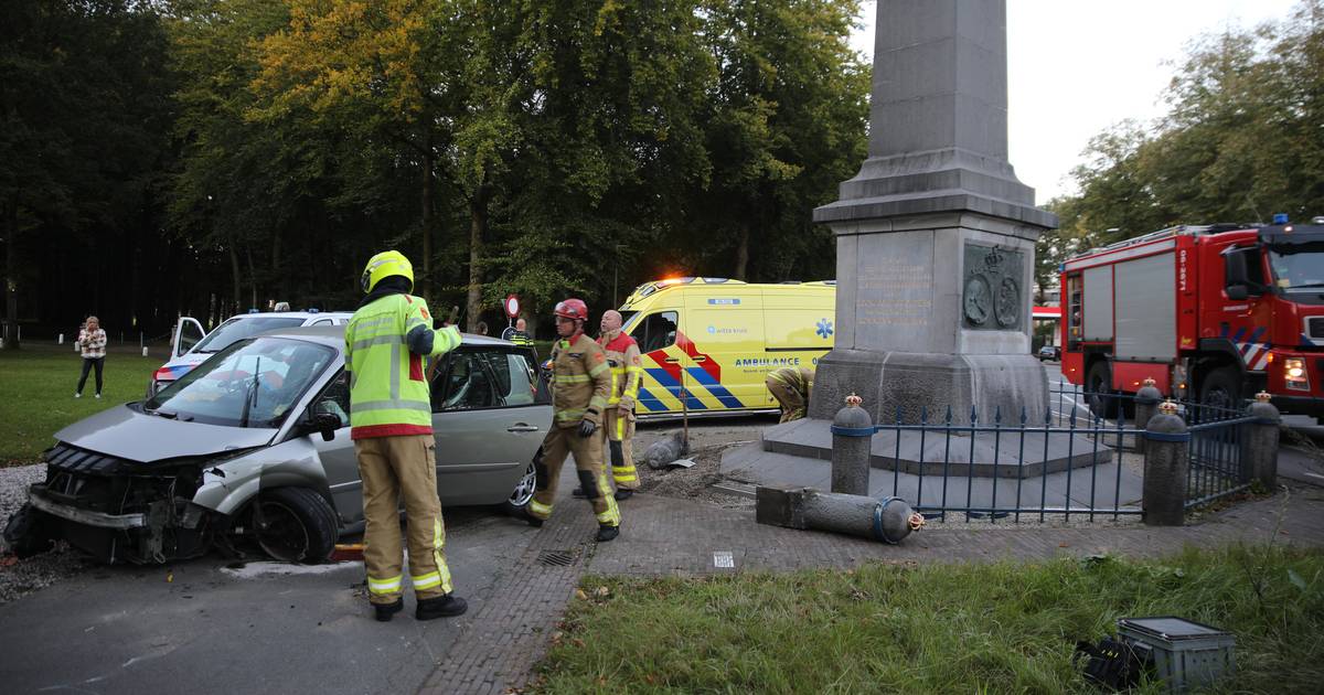 Auto in de kreukels na harde botsing met hek rond monument De Naald in Apeldoorn.