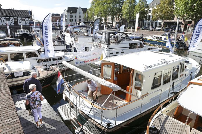 De Lingehaven in Gorinchem is op slot voor passanten.
