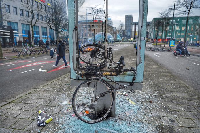 Abri vernield met fiets.