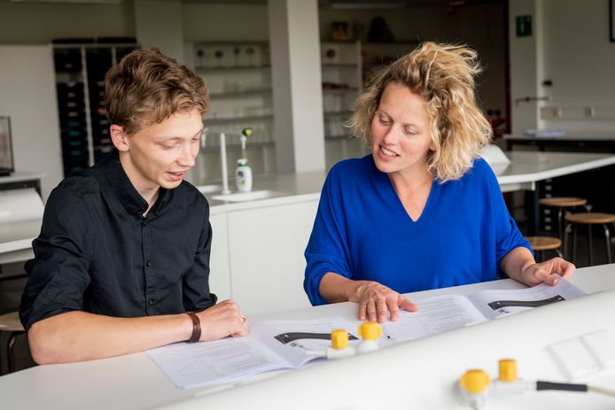 Examenrubriek met Miriam Luizink die het examen natuurkunde maakt op het Erasmus en daarna bespreekt met een leerling Mike Zanderink die het echt gemaakt heeft.