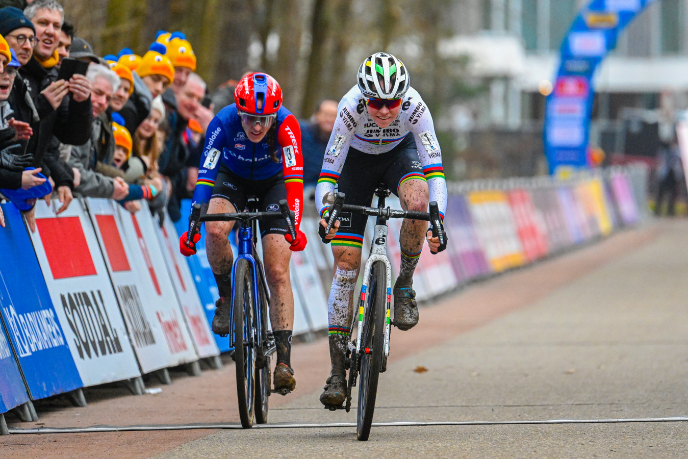 wereldkampioen-staat-er-meteen-mathieu-van-der-poel-ondanks-val