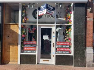 Kleding moet van de stoep: ‘Ernstig geweldsincident’ leidt tot aanhoudingen en sluiting van winkel in Den Bosch