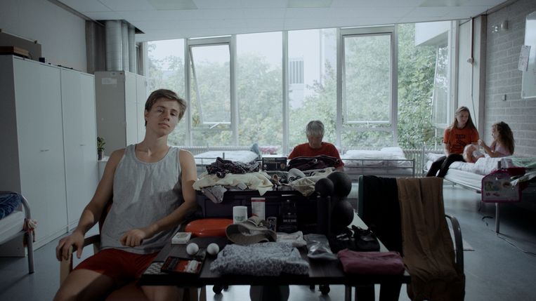 Dmytro, wiens vader in het leger vecht, woont met zijn moeder, oma, broertje en zusje in het oude conservatorium in Den Haag. Zijn vriend Artem is in dienst gegaan om te vechten.  Beeld Uur van de Wolf