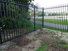 Actiegroep spit tunnel onder omheining rond Blaarmeersen: “We gaan eronder of erover, maar accepteren geen hek rond openbaar domein”
