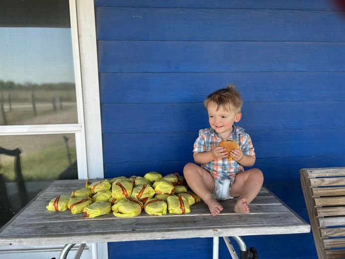 De 2-jarige Barrett bestelde stiekem 31 cheeseburgers bij McDonald's.