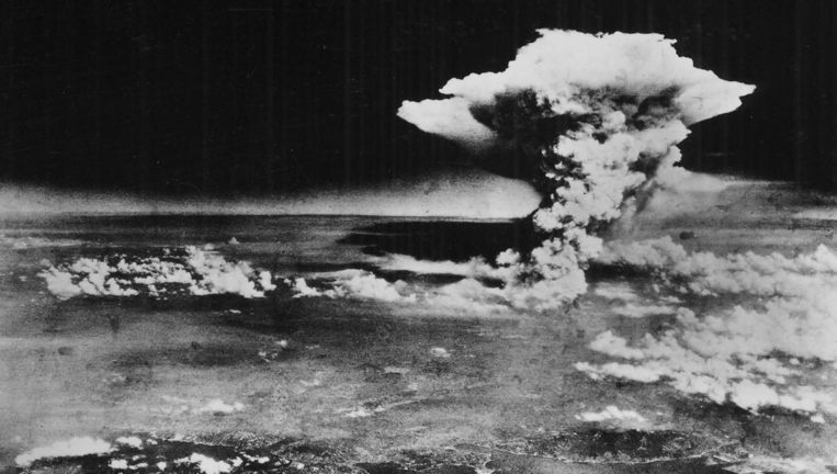 Paddestoelenwolk boven Hiroshima, een uur na het afwerpen van de atoombom, 6 augustus 1945. Beeld AP