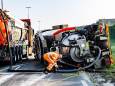 Gekantelde vrachtwagen in Tilburg geladen met 9000 liter water,  moet eerst worden leeggepompt