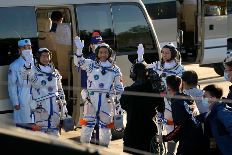 Het drietal astronauten. Op het programma staan ruimtewandelingen en complexe technische tests. Beeld AP