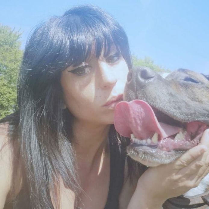 De Franse politie heeft in een onderzoek naar de dood van een vrouw in een bos circa 65 kilometer ten noordoosten van Parijs DNA-materiaal afgenomen van 67 honden. De rechercheurs willen weten welke honden afgelopen zaterdag in het bos van Retz de 29-jarige zwangere Elisa Pilarski hebben gebeten