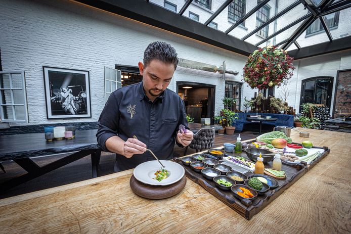 Nelson Tanate is chefkok bij De Librije in Zwolle. In 2011 begon hij met koken op het ROC van Twente. Hier maakt hij zijn speciale variant op Gado Gado.