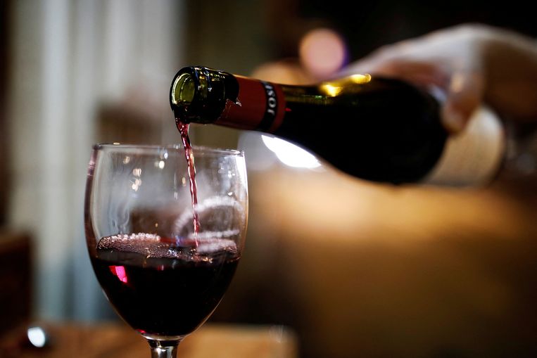 Als het van de wijnboeren in Saint-Tropez afhangt, zijn de klassieke fles en glas niet langer dé enige manier om wijn te consumeren. Beeld REUTERS