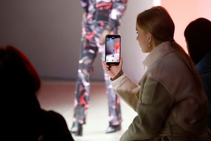 Een gast bij de show van Marissa Wilson tijdens New York Fashion Week 2022.